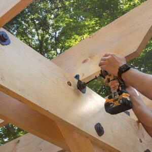Fastening decorative bracket on the pergola